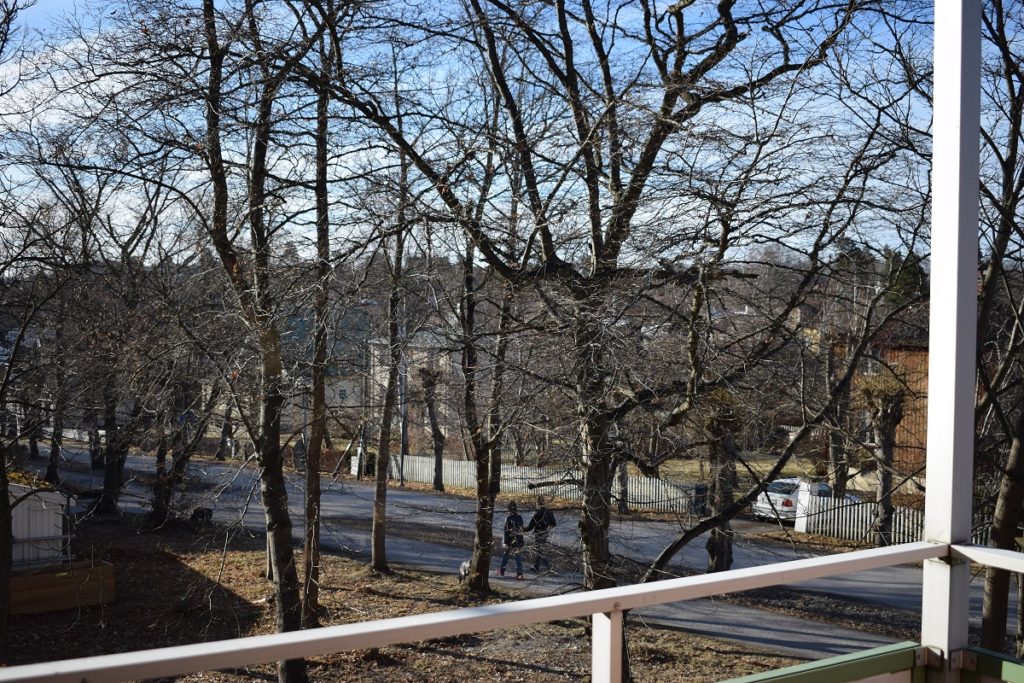 Utsikt från balkong med träd utan löv